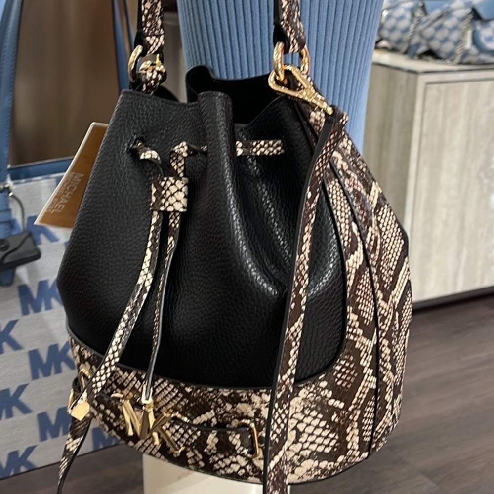 MICHAEL KORS 
Reed Md Pebbled Leather Belted Bucket Messenger Satchel Crossbody
